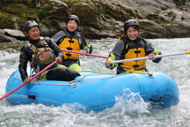 徳島県と高知県を流れる吉野川小歩危に挑む猛者たち。吉野川激流をお客様もミニミで操船