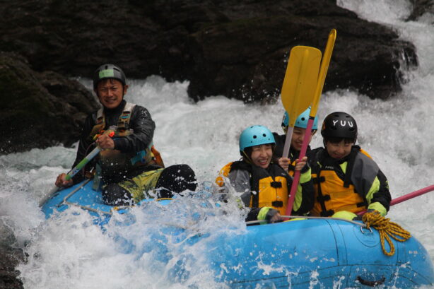 徳島県と高知県を流れる吉野川小歩危に挑む猛者たち。吉野川の難所大滝の瀬をミニミで突撃