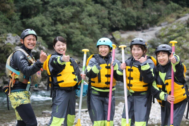 徳島県と高知県を流れる吉野川小歩危に挑む猛者たち。笑顔満点のゴール写真