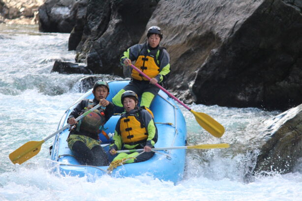 徳島県と高知県を流れる吉野川小歩危に挑む猛者たち自分で操船して２段の瀬突入