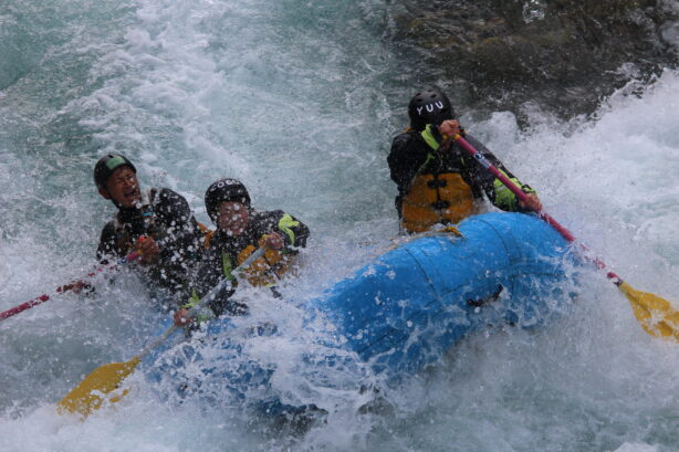 徳島県と高知県を流れる吉野川小歩危に挑む猛者たち難所曲がり戸の瀬も漕いだまんま突入