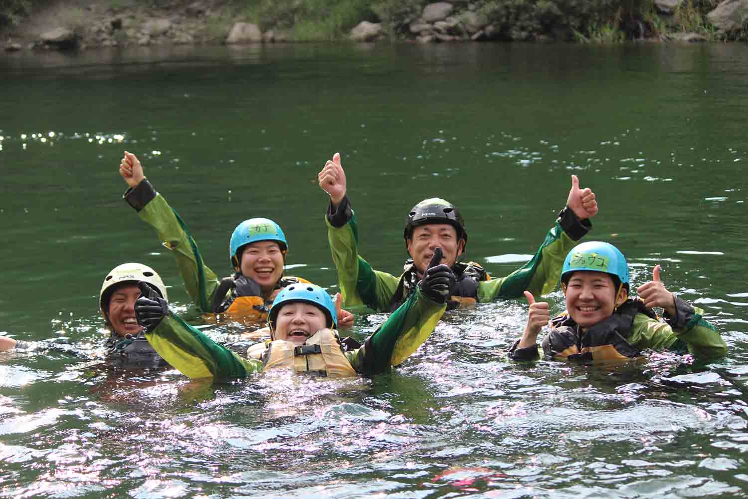 家族みんなで吉野川に浸かって浮いている写真